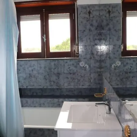 아파트 A Mouros House With Swimming Pool